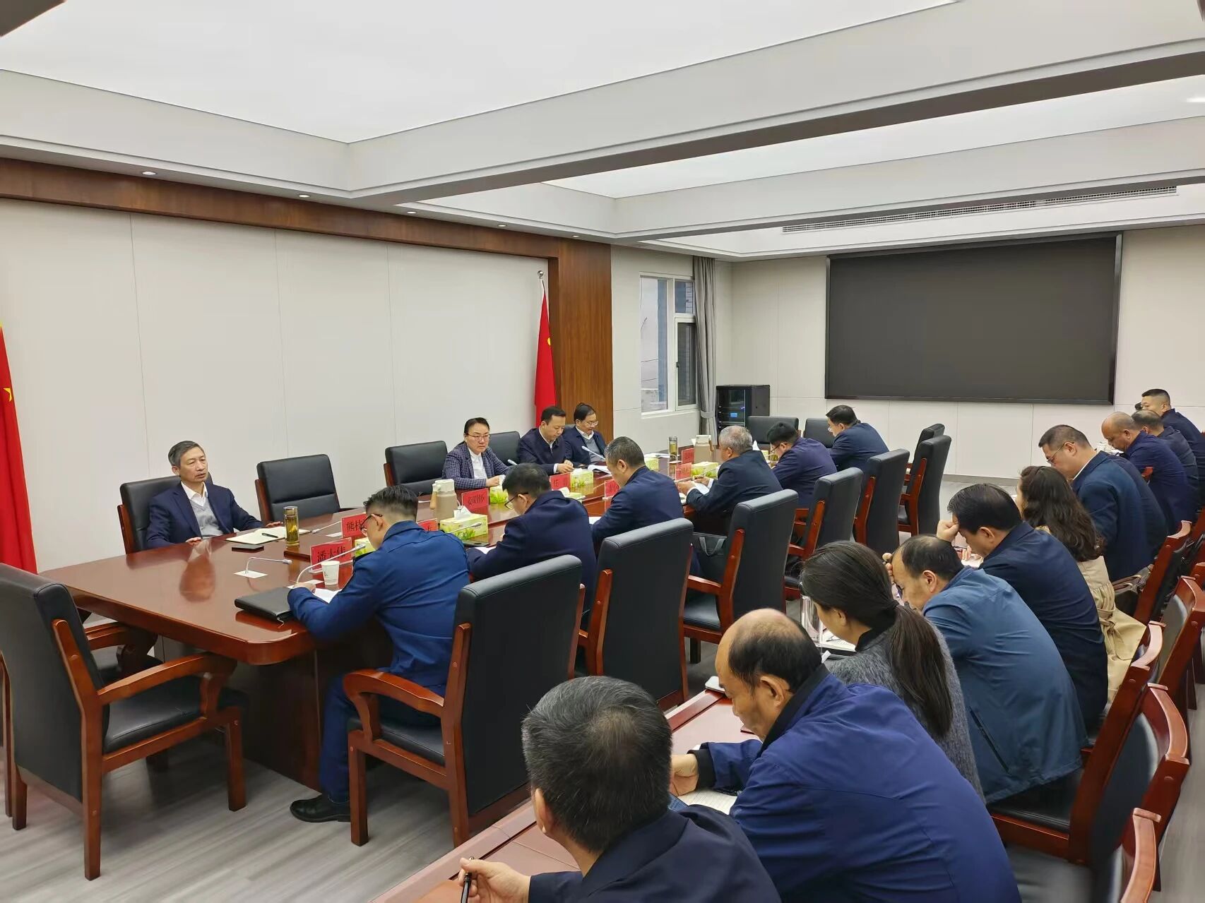 华容区委常委会树立和践行正确政绩观学习教育读书班举行集体交流研讨